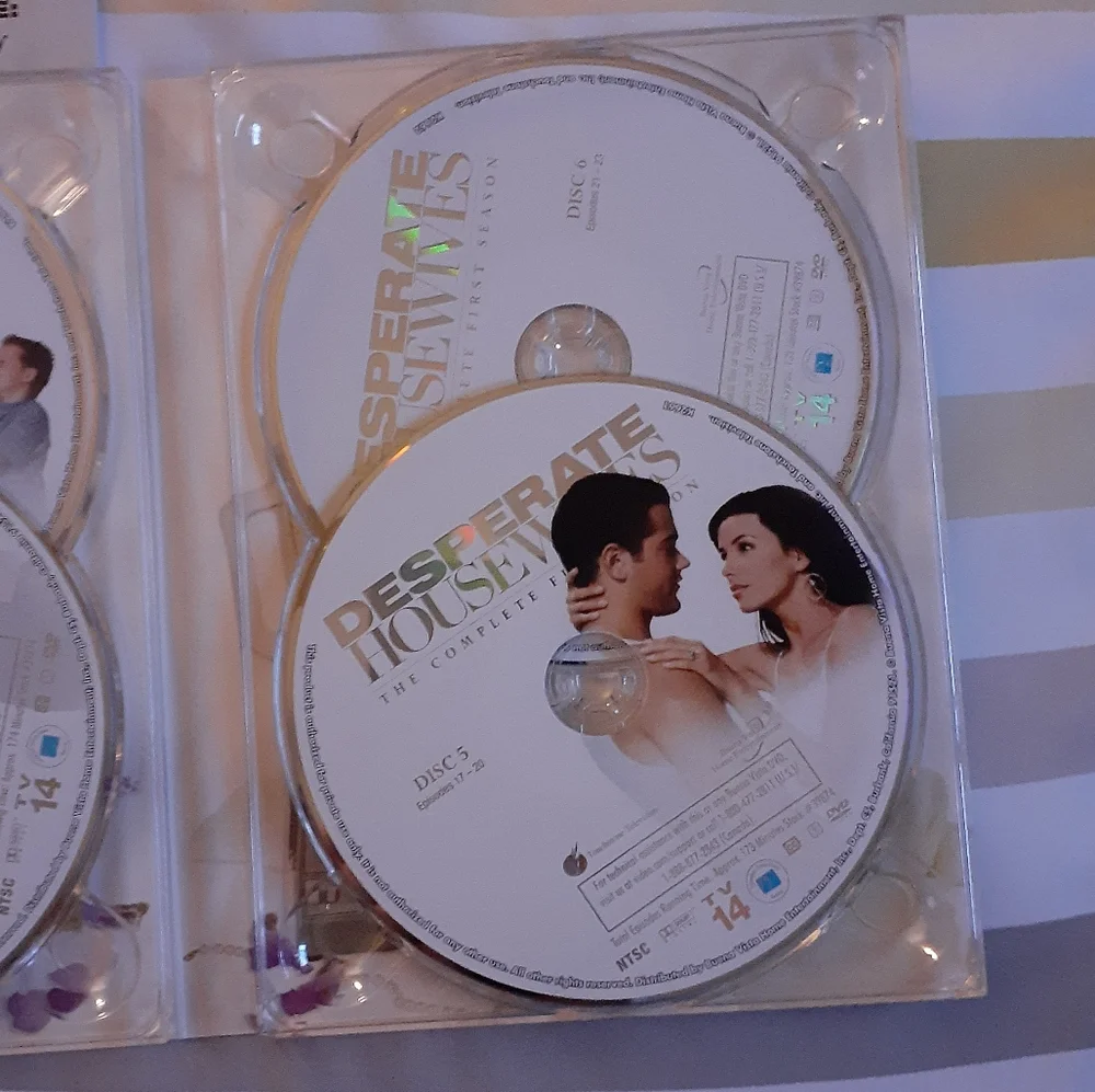 Desperate Housewives The Complete First Season 6 DVD Set - Picture 6 of 6